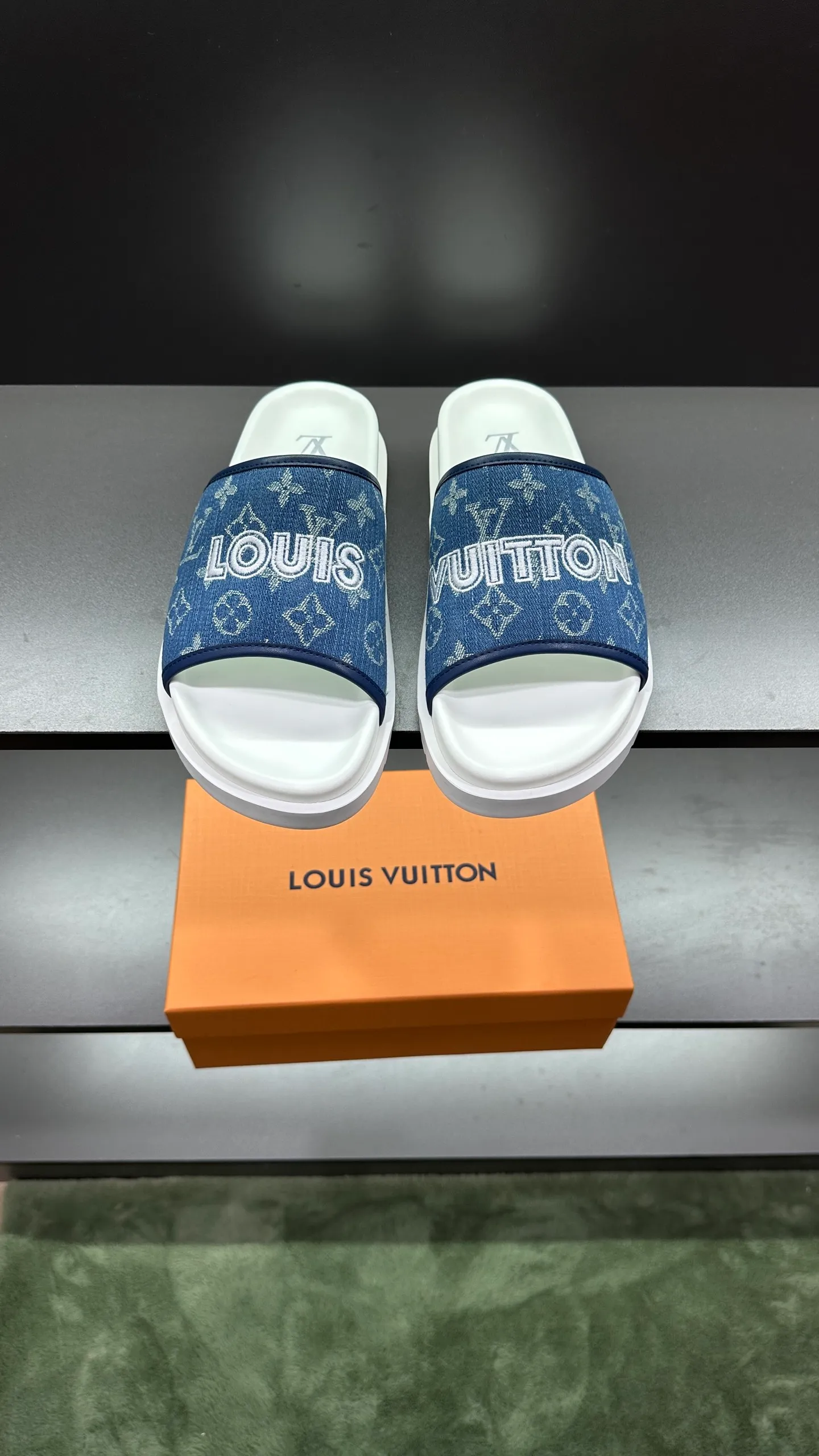 [L Home] P: 300💰Size: 38-45 Top purchasing lv men's summer slippers, classic presbyopia with soft real leather lining, unique color splicing effect, distinctive personality, fashionable and trendy essential style, light and comfortable. Lightweight and tough rubber insole, micro ridged foam outsole, super comfortable!